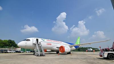 中国国产商用飞机ARJ21和C919亮相马来西亚