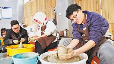 重庆：外国留学生学制非遗陶