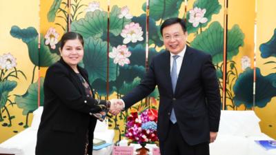 傅华分别会见塞尔维亚、俄罗斯驻华大使