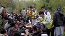 Chinese volunteers serve food to underprivileged Pakistanis during Ramadan