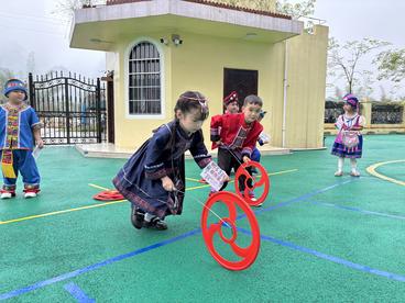 广西河池市宜州区：孩童盛装欢庆三月三  传承文化乐开怀