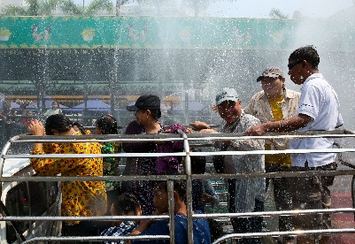 缅甸欢庆泼水节