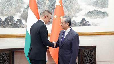 王毅同匈牙利外交部长西雅尔多举行会谈