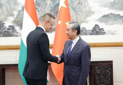 王毅同匈牙利外交部长西雅尔多举行会谈
