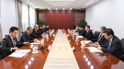 倪虹会见联合国助理秘书长、联合国人居署代理执行主任米哈尔·姆利纳尔