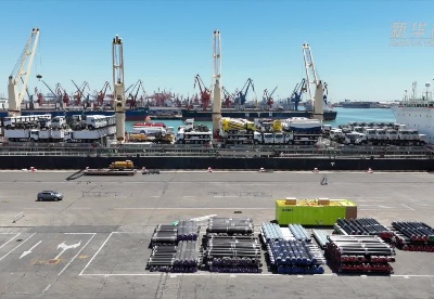 天津港今年单船最大批量国产工程车辆出口“一带一路”共建国家