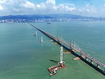 马来西亚槟城275kV跨海输电线路项目首个双肢塔成功合拢