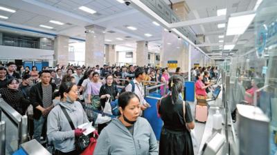 云南河口口岸今年出入境人员逾200万人次