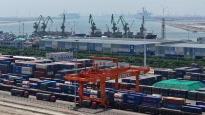 天津港：发挥枢纽优势 打造海铁联运“快速路”