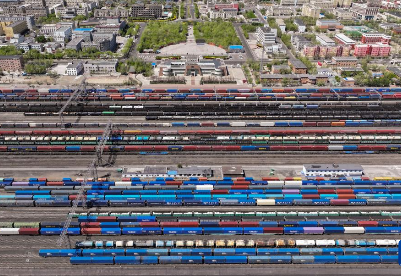 今年前5月新疆两口岸通行中欧（中亚）班列超6400列