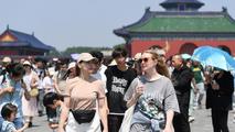 Why are foreign tourists heading to China now？