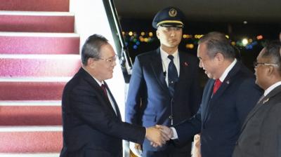 李强抵达吉隆坡开始对马来西亚进行正式访问