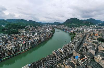 镇远古城：青山绿水独竹漂