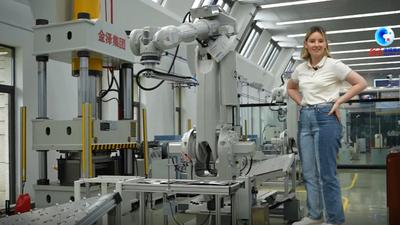 全球连线｜外国“体验官”解锁新技能：智能工业机器人