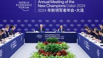 Chinese premier attends symposium for foreign business representatives at Summer Davos