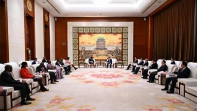 叶建春会见莫桑比克加扎省省长