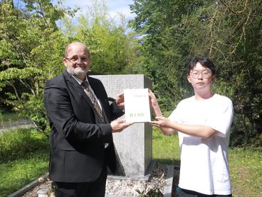 南京大学师生与约翰·拉贝曾外孙共同凭吊拉贝