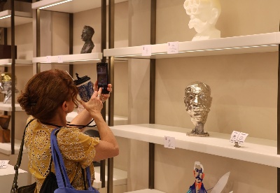 中国艺术家创作的顾拜旦雕塑在巴黎展出