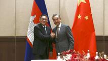 Chinese, Cambodian FMs meet on bilateral, regional cooperation