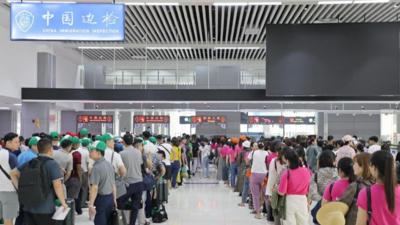 旅游、足球、歌会……中越边民在多样交流活动中促进心相通