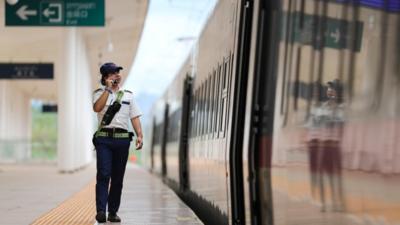 为乘坐列车的旅客提供最安全的出行保障——中老铁路老挝段安全运营千日记