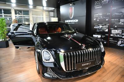 一汽在俄罗斯东方经济论坛展示“红旗”L1