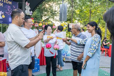 中国石化驻新加坡机构走进当地社区 共庆中秋佳节