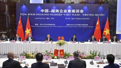 李强同越南总理范明政共同出席中越企业代表座谈会