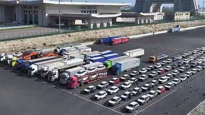 新疆霍尔果斯公路口岸今年出入境车辆突破40万辆