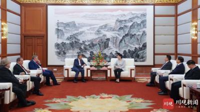 施小琳会见国际世界运动会协会主席佩鲁雷纳