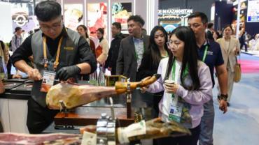 (CIIE)Food and agricultural products draw attention at CIIE