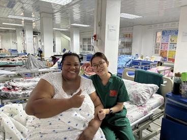 中国援圭亚那医疗队巧施单孔腹腔镜技术 为超重患者完成卵巢肿瘤手术