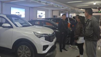 新疆自贸试验区一周年见闻丨霍尔果斯：看直播买中国车