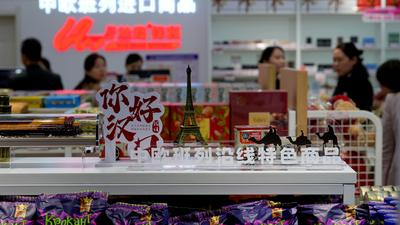 在火车站逛中欧班列进口商品保税店