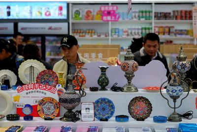 在火车站逛中欧班列进口商品保税店