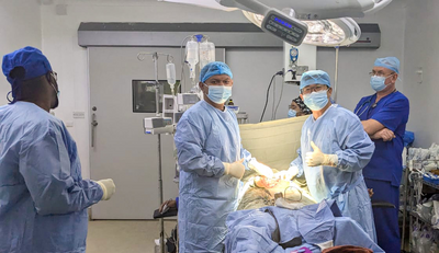 中国援圭亚那医疗队紧急施治 两次手术挽救腹腔大出血患者