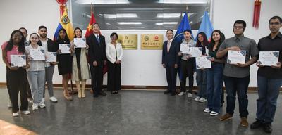 委内瑞拉玻利瓦尔大学孔子学院举办中国石油奖学金颁奖仪式