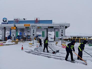青海高速各部门全力应对降雪保畅通