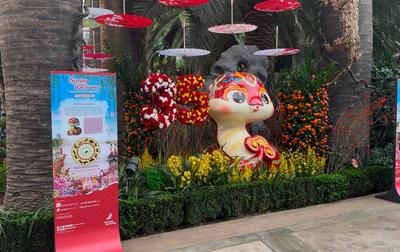 新加坡“春花盛开之白蛇传”花展迎蛇年春节