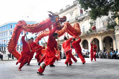 首届“欢乐春节”中国庙会在古巴首都举办