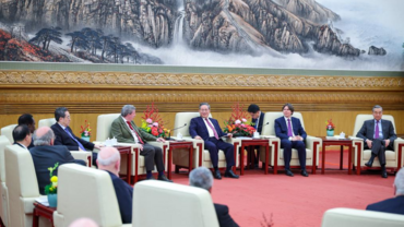 Chinese premier holds symposium with foreign experts in China