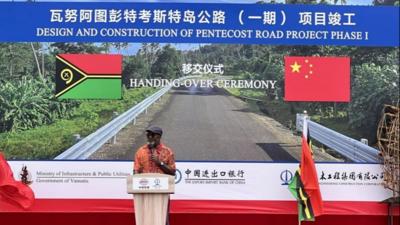 中国进出口银行融资支持的瓦努阿图彭特科斯特岛公路项目举行移交仪式