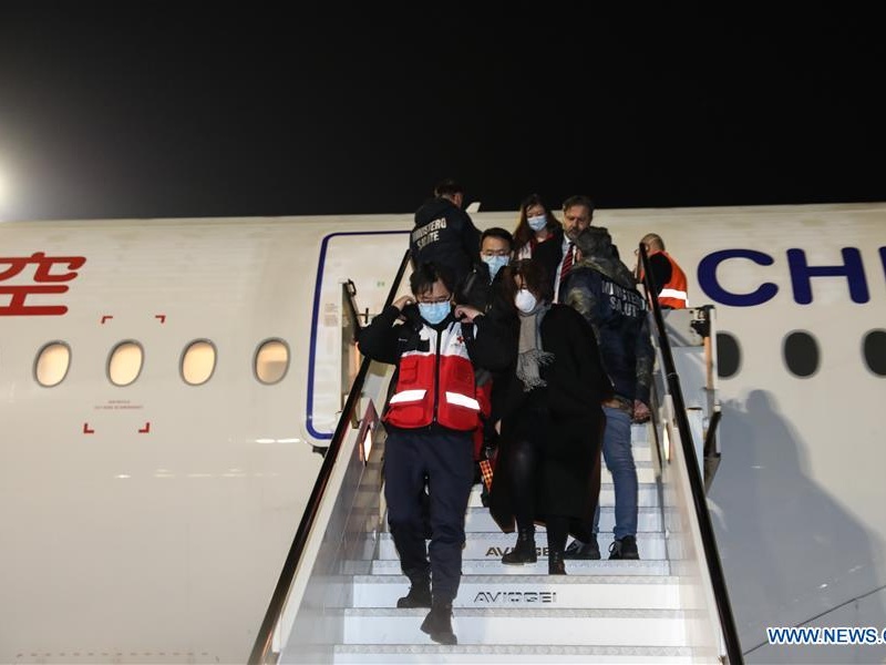 China's expert team, medical supplies fly into Rome