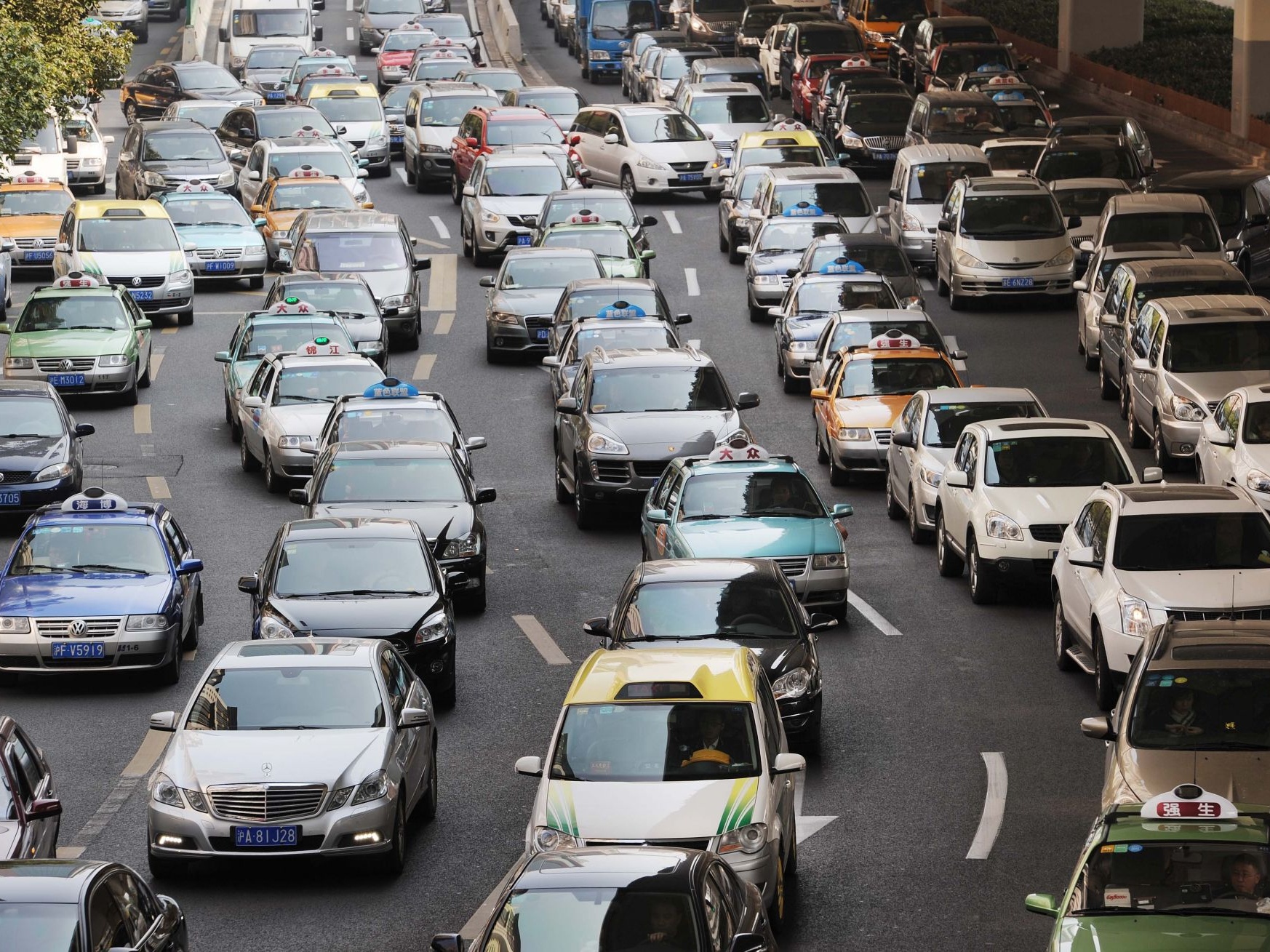 Shanghai issues more license plates to spur auto sales 