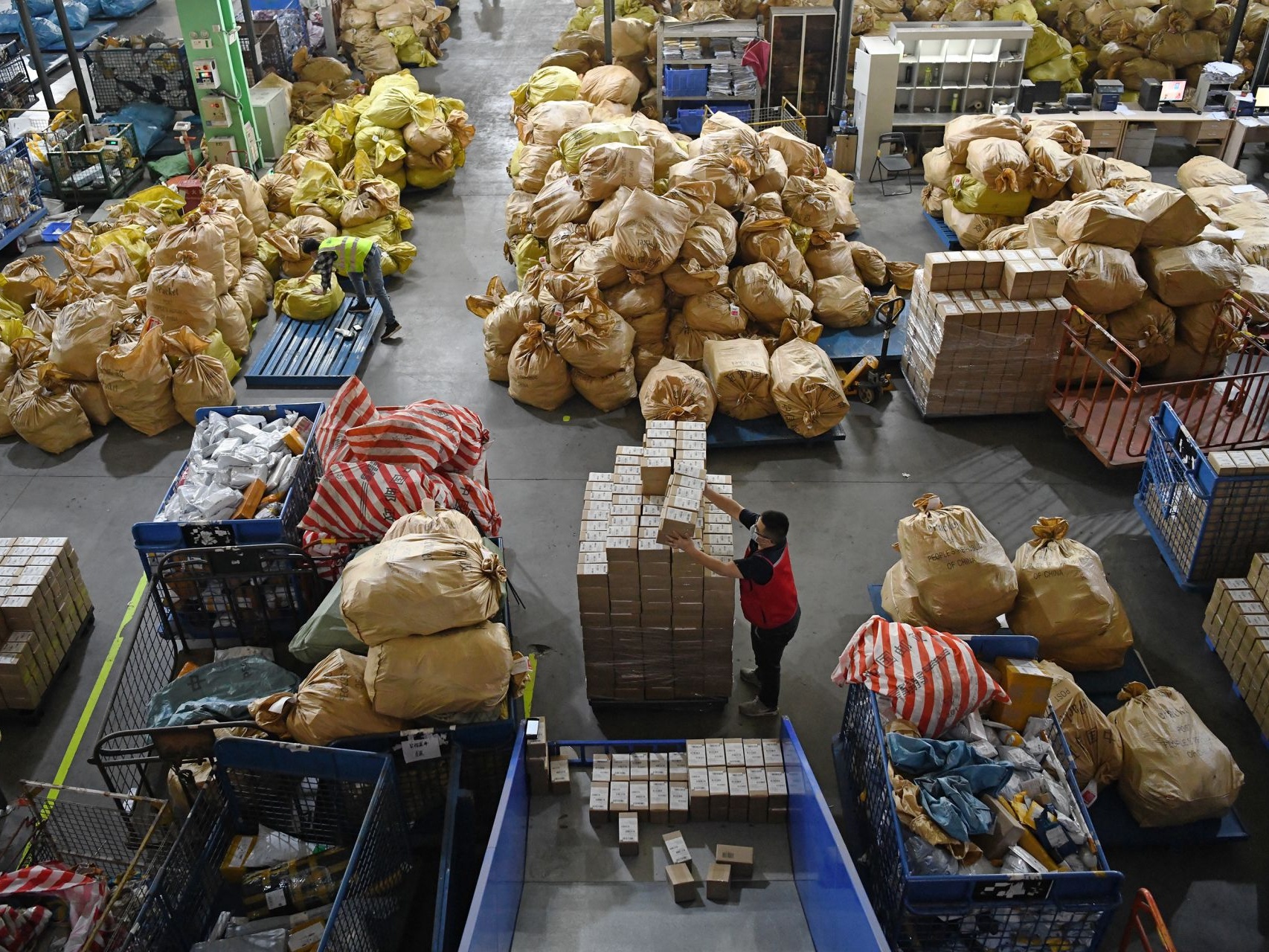 Chinese logistics giants accelerate layouts in B&R markets with policy support