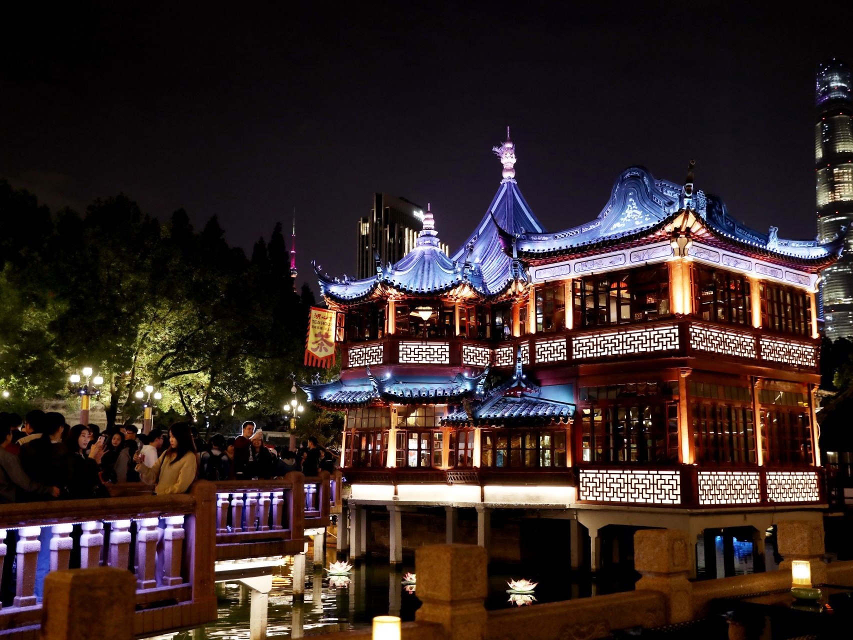 China's nighttime economy bounces back amid epidemic  