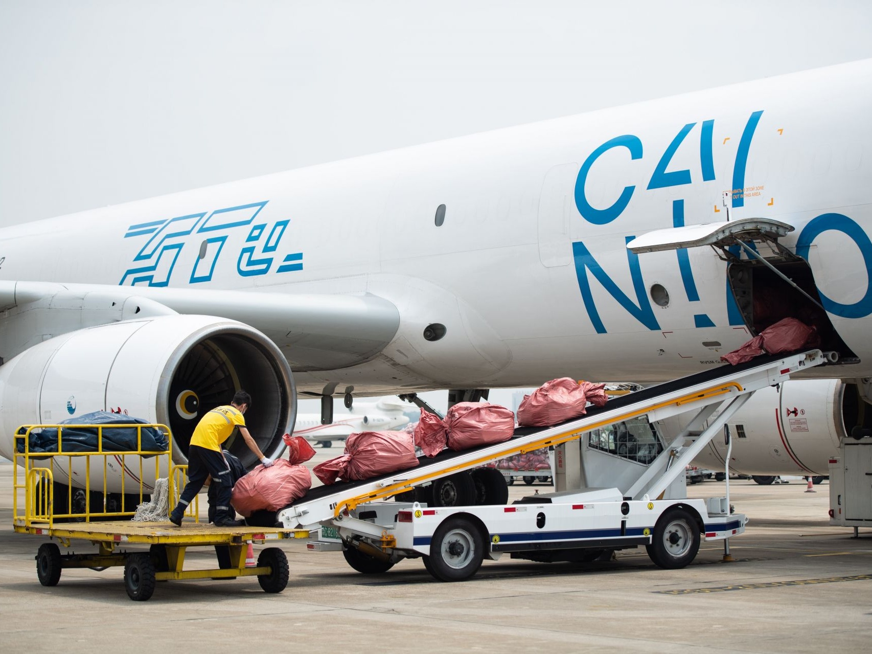 E-commerce air freight route links central China, Moscow 