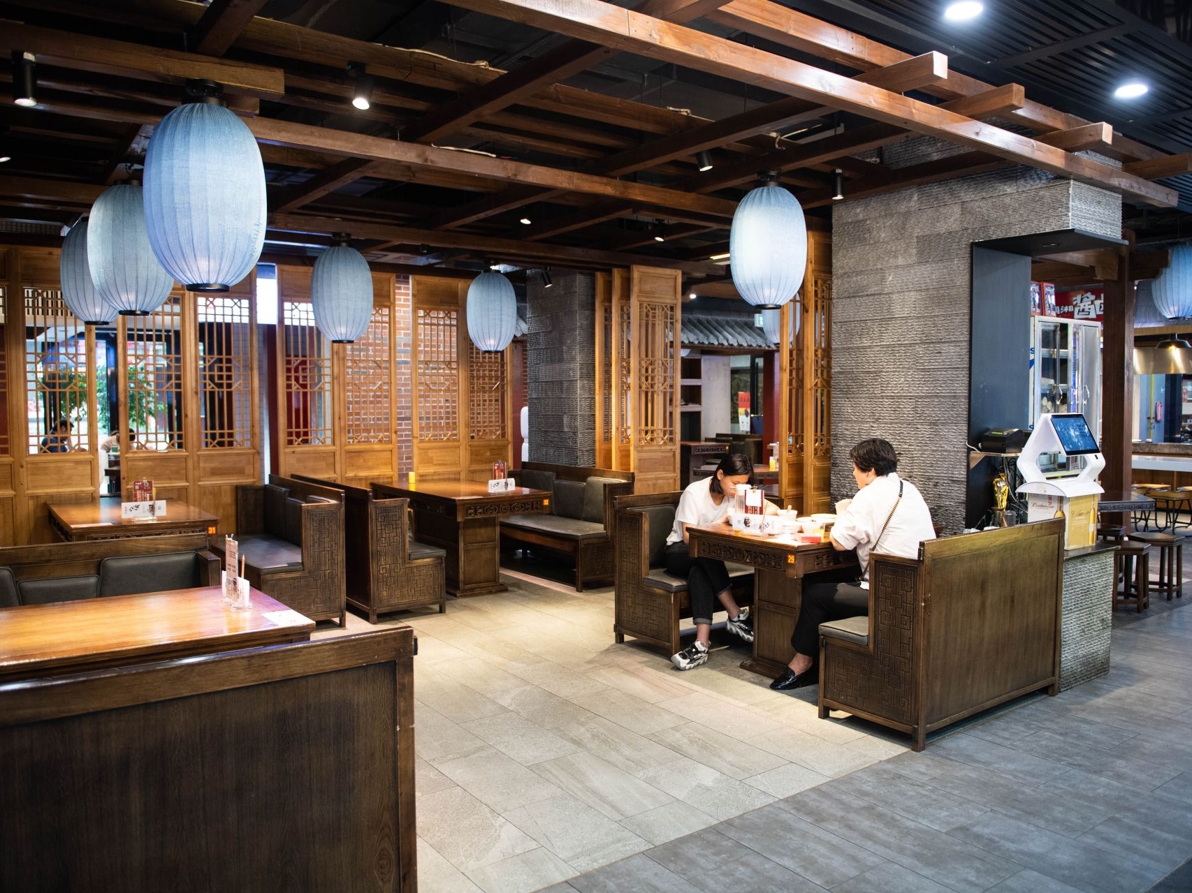 China's service sector rebounds amid epidemic