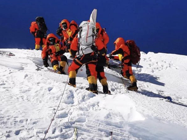 Chinese surveying team descends to Mt. Qomolangma base camp