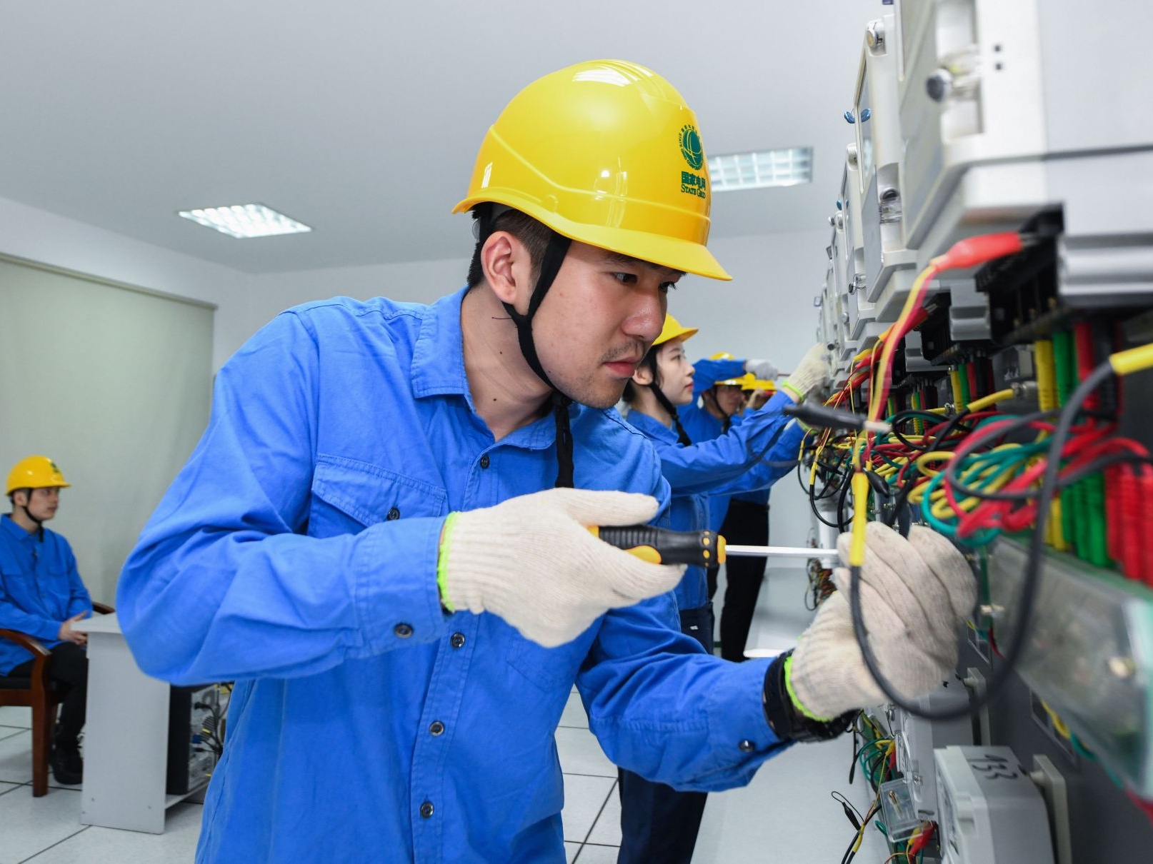China boosts employment with major cut in social insurance contributions